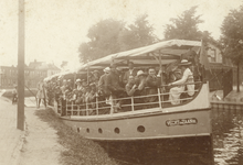 833205 Afbeelding van de passagiersboot 'Vecht en Zaan III', met leden van de Utrechtse studentenvereniging aan boord, ...